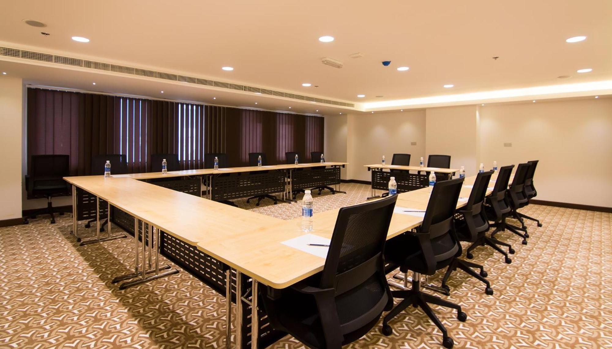 City Park Hotel Apartments Muskat Bagian luar foto