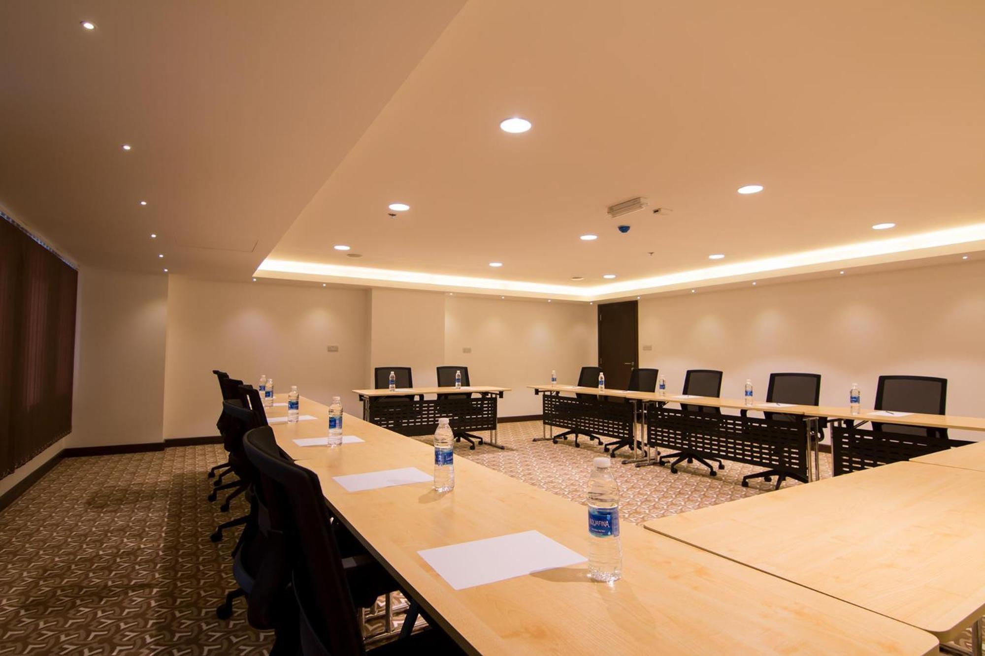 City Park Hotel Apartments Muskat Bagian luar foto